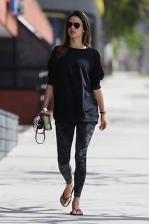 Alessandra Ambrosio feet photo thumbnail