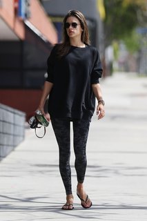 Alessandra Ambrosio feet photo thumbnail