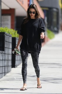 Alessandra Ambrosio feet photo thumbnail