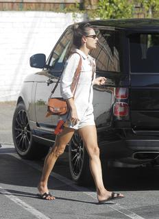 Alessandra Ambrosio feet photo thumbnail
