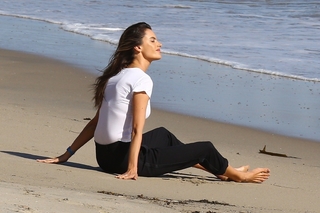 Alessandra Ambrosio feet photo thumbnail