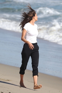 Alessandra Ambrosio feet photo thumbnail