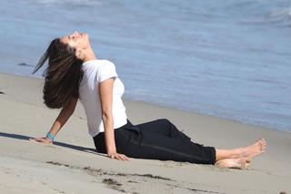 Alessandra Ambrosio feet photo thumbnail