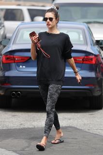 Alessandra Ambrosio feet photo thumbnail