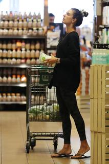 Alessandra Ambrosio feet photo thumbnail