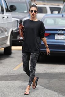 Alessandra Ambrosio feet photo thumbnail