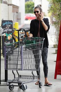 Alessandra Ambrosio feet photo thumbnail