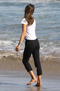 Alessandra Ambrosio feet photo thumbnail