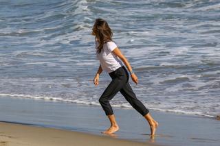 Alessandra Ambrosio feet photo thumbnail