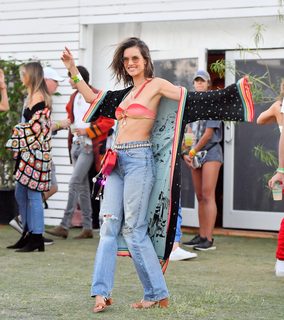 Alessandra Ambrosio feet photo thumbnail