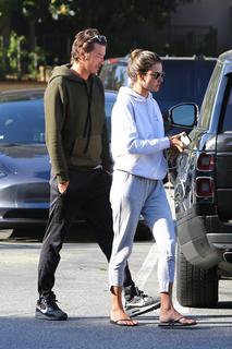 Alessandra Ambrosio feet photo thumbnail