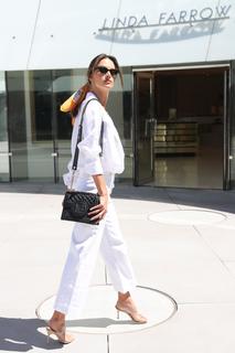 Alessandra Ambrosio feet photo thumbnail