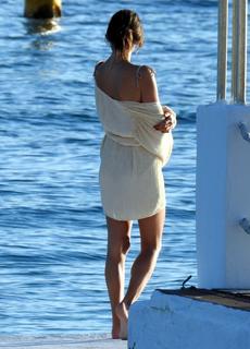 Alessandra Ambrosio feet photo thumbnail