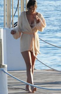 Alessandra Ambrosio feet photo thumbnail