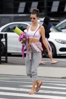 Alessandra Ambrosio feet photo thumbnail