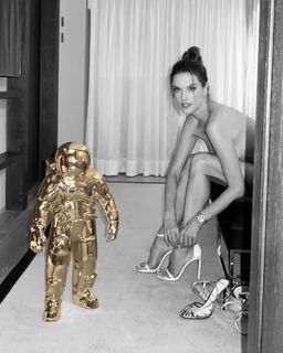 Alessandra Ambrosio feet photo thumbnail