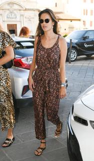 Alessandra Ambrosio feet photo thumbnail