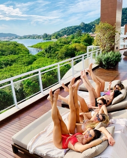 Alessandra Ambrosio feet photo thumbnail