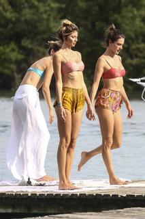 Alessandra Ambrosio feet photo thumbnail