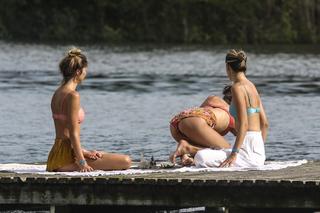 Alessandra Ambrosio feet photo thumbnail