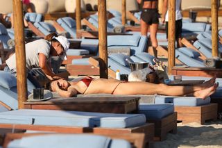 Alessandra Ambrosio feet photo thumbnail