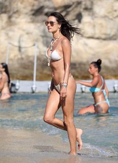 Alessandra Ambrosio feet photo thumbnail