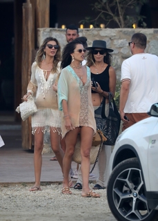 Alessandra Ambrosio feet photo thumbnail