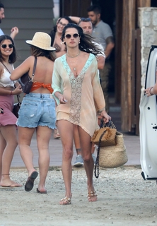 Alessandra Ambrosio feet photo thumbnail