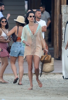 Alessandra Ambrosio feet photo thumbnail