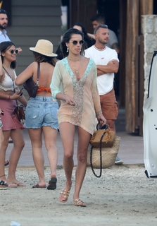 Alessandra Ambrosio feet photo thumbnail