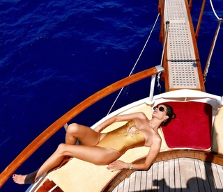 Alessandra Ambrosio feet photo thumbnail