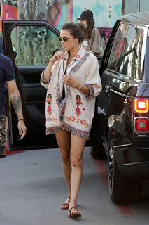 Alessandra Ambrosio feet photo thumbnail