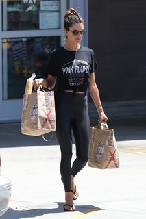 Alessandra Ambrosio feet photo thumbnail