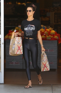 Alessandra Ambrosio feet photo thumbnail