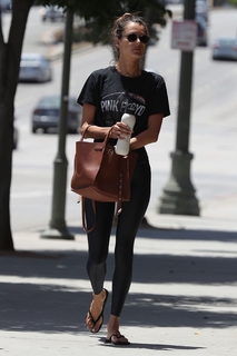 Alessandra Ambrosio feet photo thumbnail