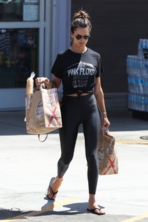 Alessandra Ambrosio feet photo thumbnail