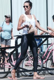 Alessandra Ambrosio feet photo thumbnail