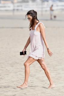 Alessandra Ambrosio feet photo thumbnail