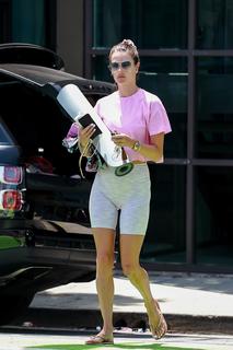 Alessandra Ambrosio feet photo thumbnail