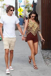 Alessandra Ambrosio feet photo thumbnail