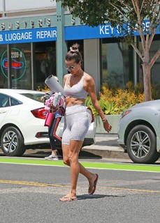 Alessandra Ambrosio feet photo thumbnail