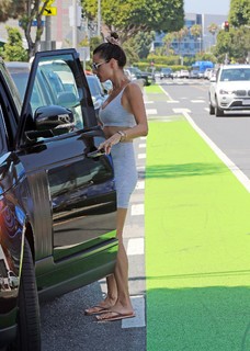 Alessandra Ambrosio feet photo thumbnail