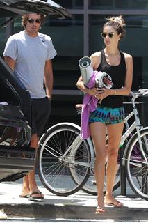 Alessandra Ambrosio feet photo thumbnail