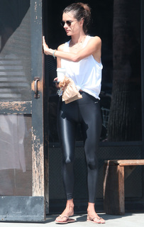 Alessandra Ambrosio feet photo thumbnail