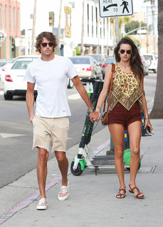 Alessandra Ambrosio feet photo thumbnail