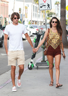 Alessandra Ambrosio feet photo thumbnail