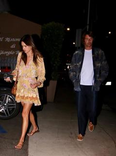 Alessandra Ambrosio feet photo thumbnail