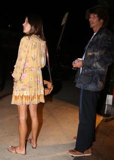 Alessandra Ambrosio feet photo thumbnail