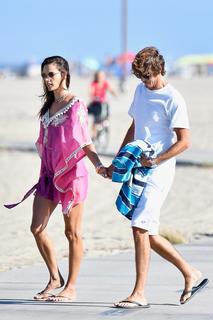 Alessandra Ambrosio feet photo thumbnail