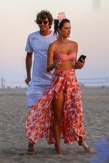 Alessandra Ambrosio feet photo thumbnail